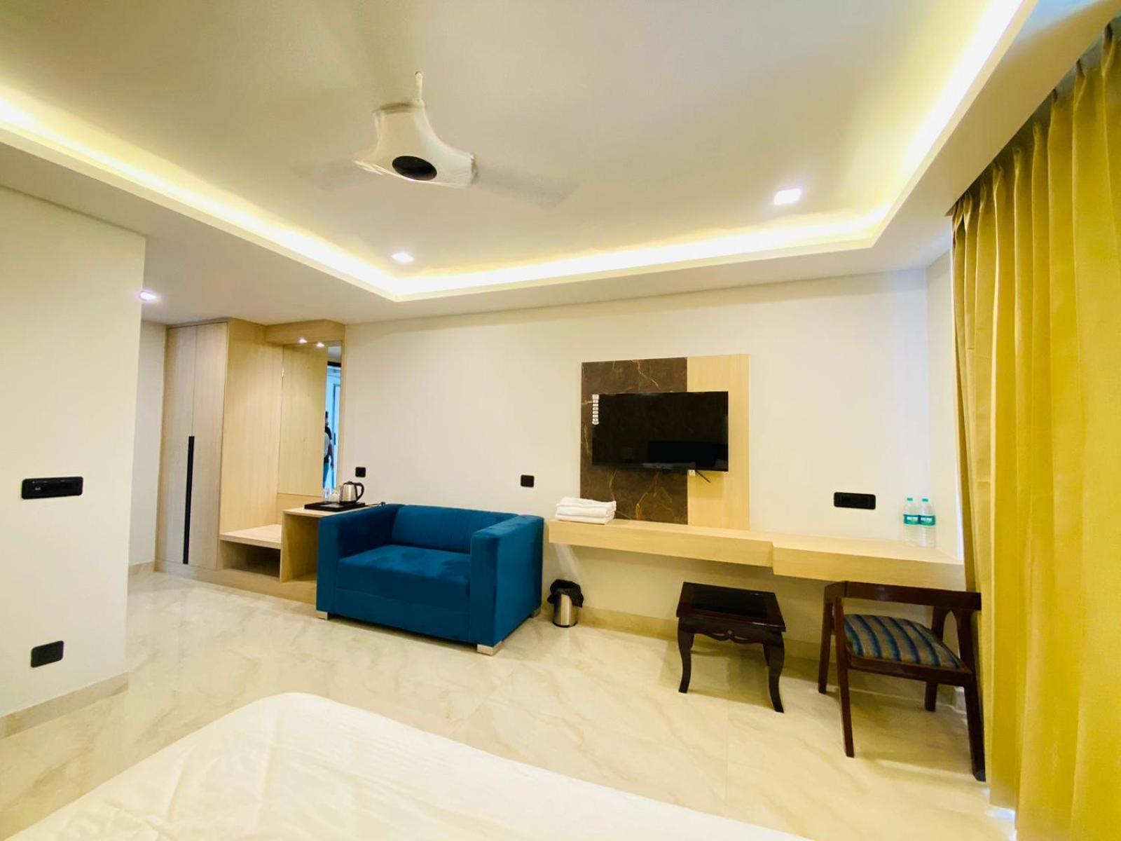 Hotel Holiday Grand Большая Нойда Экстерьер фото