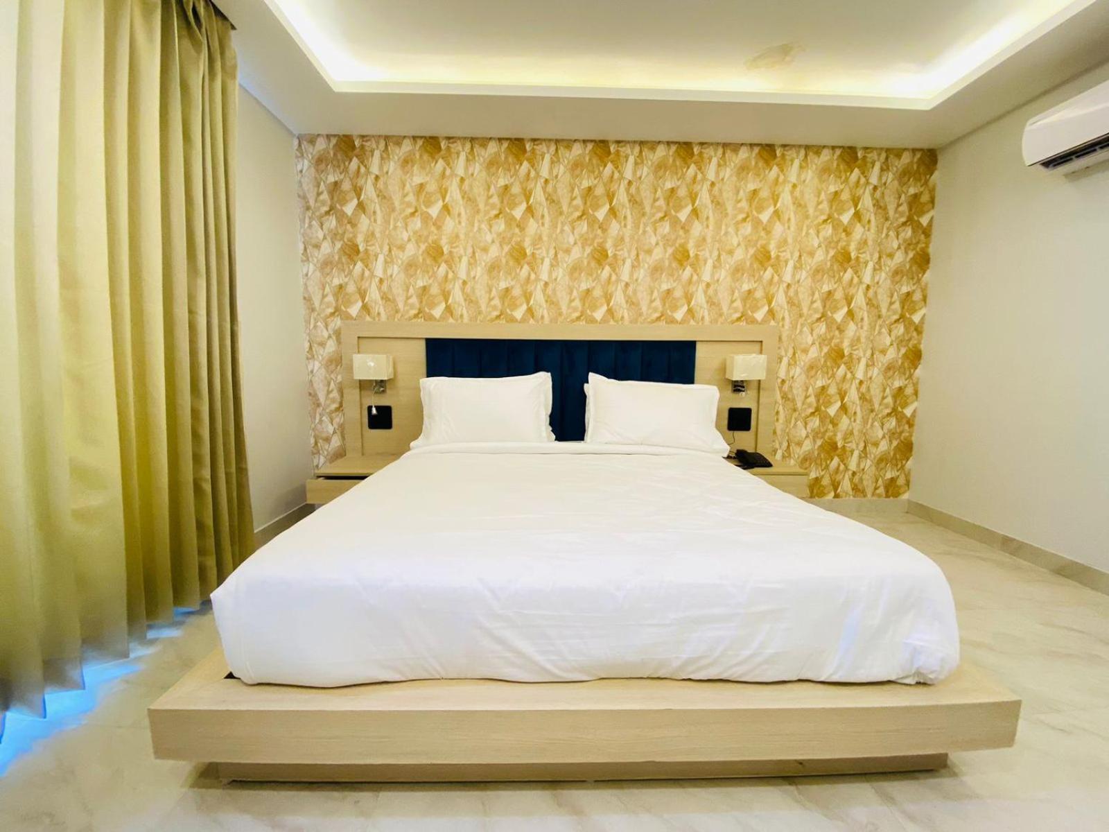Hotel Holiday Grand Большая Нойда Экстерьер фото