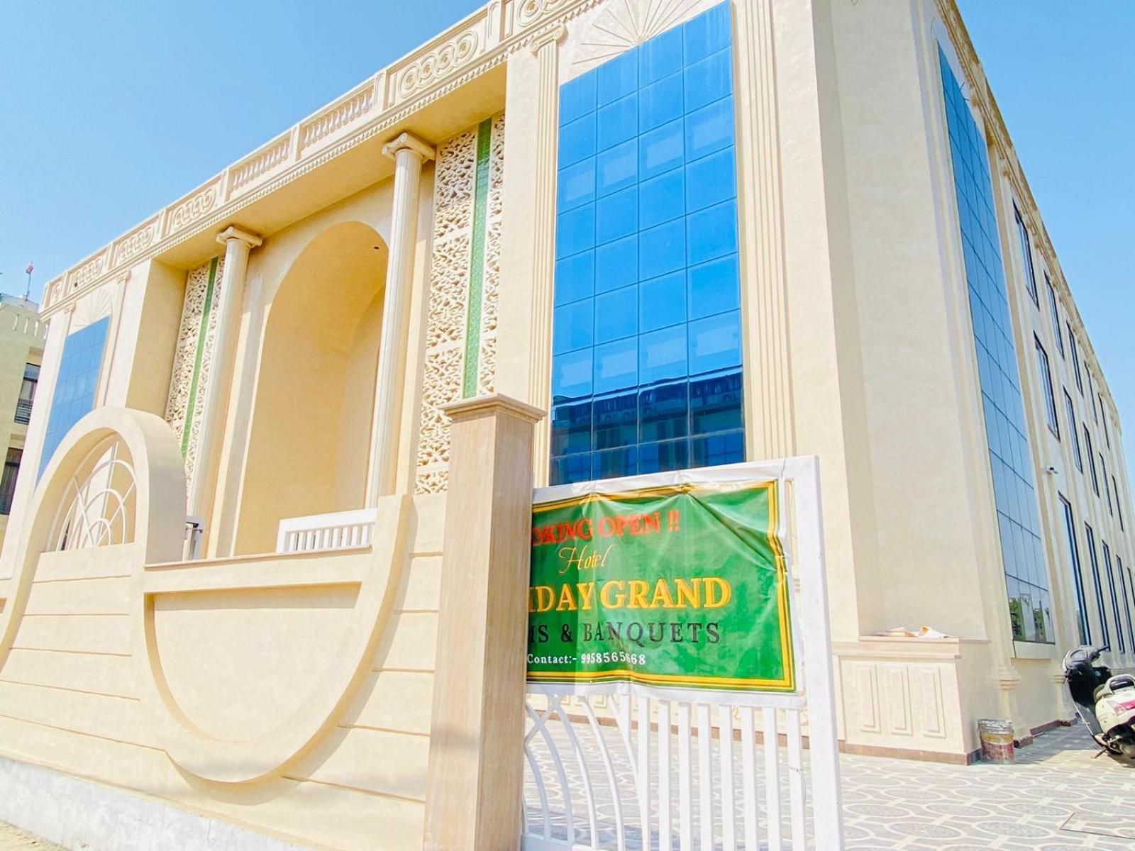 Hotel Holiday Grand Большая Нойда Экстерьер фото
