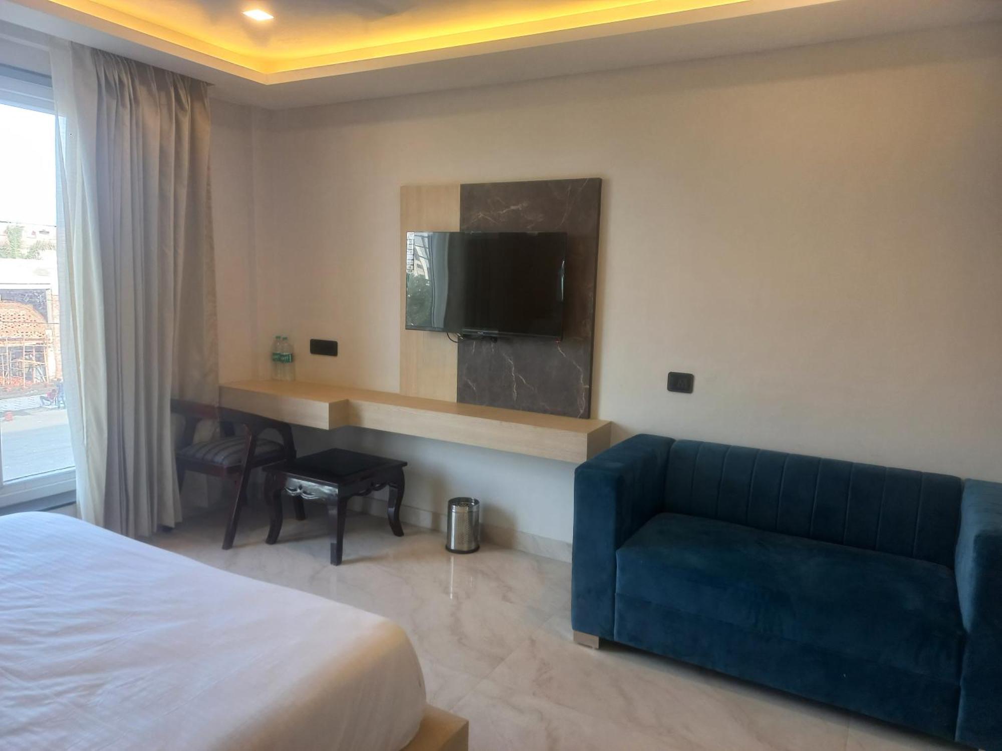 Hotel Holiday Grand Большая Нойда Экстерьер фото